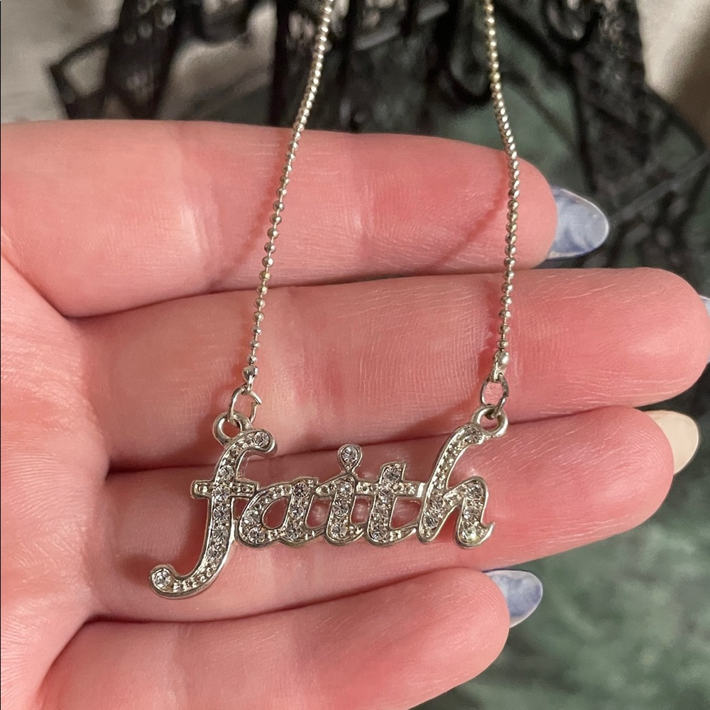 Chic Silver 'Faith' Pendant Necklace